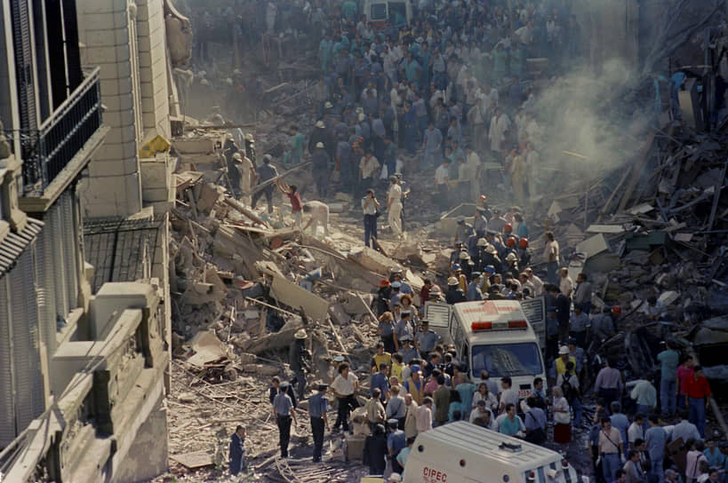 17 марта 1992 года рядом со зданием посольства Израиля в Буэнос-Айресе в Аргентине взорвалась бомба. В результате атаки погибли 29 человек, взрыв полностью разрушил здание посольства. Ответственность за теракт взяла на себя «Хезболла». Израильские спецслужбы впоследствии заявили, что ликвидировали организаторов и исполнителей теракта