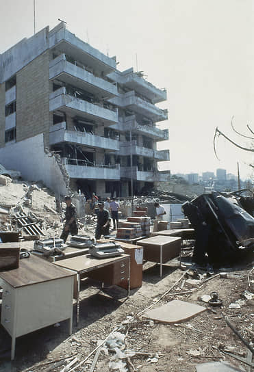 20 сентября 1984 года «Хезболла» взорвала автомобиль террориста-смертника в пристройке к посольству США в Бейруте в Ливане. В результате нападения погибли 23 человека 