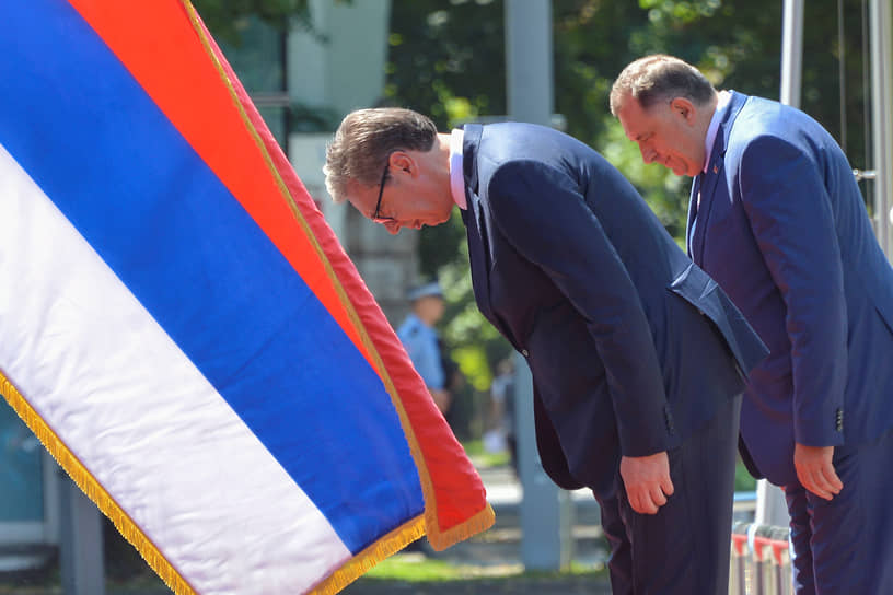 Президент Сербии Александр Вучич (слева) и лидер Республики Сербской Милорад Додик на торжественной церемонии в Баня-Луке (Босния и Герцеговина)