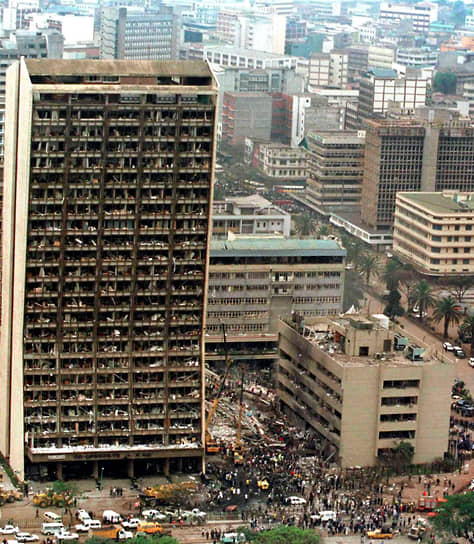 7 августа 1998 года в результате двух взрывов в посольствах США в столице Кении Найроби (на фото) и Дар-эс-Саламе в Танзании погибли 224 человека, включая 12 американцев. Теракт был организован «Аль-Каидой» (организация признана террористической и запрещена в РФ) 