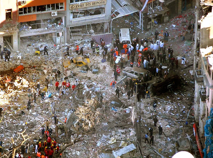 20 ноября 2003 года 16 человек погибли в результате подрыва автомобиля около консульства Великобритании в Стамбуле. Теракт был организован «Аль-Каидой» (организация признана террористической и запрещена в РФ) и являлся одним из четырех взрывов, произошедших в Стамбуле 15-20 ноября
