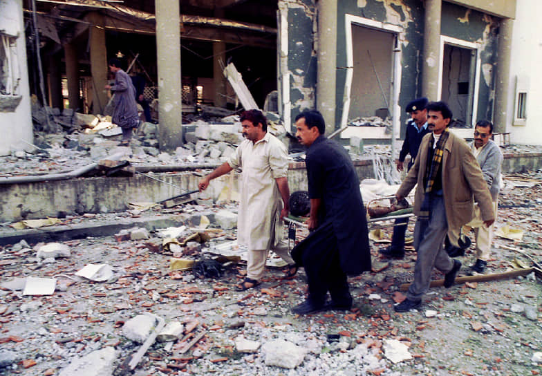 19 ноября 1995 года террористическая группировка «Египетский исламский джихад» (организация признана террористической и запрещена в РФ) напала на египетское посольство в Пакистане, провозгласив это местью за якобы сбор разведывательных данных о группировках джихада в Пакистане. В результате подрыва автомобиля погибли 17 человек
