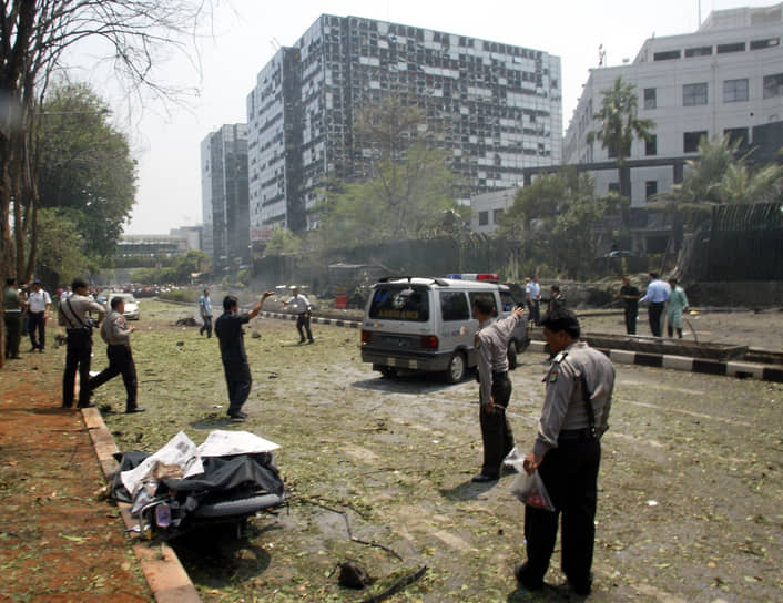 9 сентября 2004 года бомба взорвалась около австралийского посольства в Индонезии, погибли 11 человек. Взрыв также задел посольство Греции на 12-м этаже соседнего здания, где трое дипломатов получили легкие ранения. Пострадало здание Китайского посольства. Ответственность за взрыв взяла группировка «Джемаа Исламия», связанная с «Аль-Каидой» (организации признаны террористическими и запрещены в РФ)