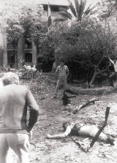 24 мая 1982 года на территории французского посольства в Бейруте взорвалась заминированная машина. В результате погибли десять ливанцев и двое французов. Ни одна группировка не взяла на себя ответственность за теракт