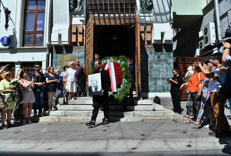 Гроб с телом Ирины Мирошниченко выносят под аплодисменты из здания Московского художественного театра
