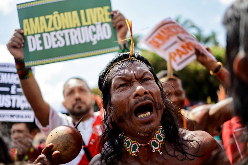 Индеец на марше перед началом саммита по проблемам Амазонии