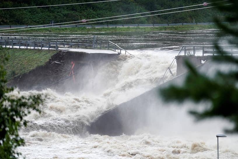 В среду, 9 августа, плотина гидроэлектростанции рухнула под напором воды. Ранее власти рассматривали возможность подрыва плотины, чтобы предотвратить затопление расположенных ниже населенных пунктов, но от этой идеи отказались