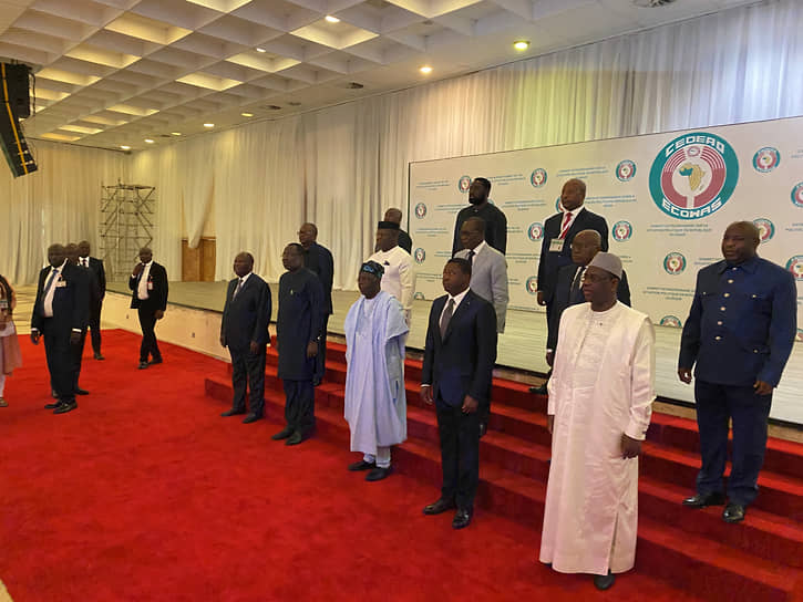 Президент Нигерии Бола Тинубу (в центре) на саммите ЭКОВАС