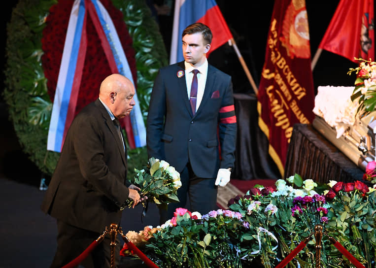 Специальный представитель президента России по международному культурному сотрудничеству Михаил Швыдкой (слева) на церемонии