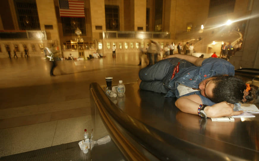 Нью-Йорк. Некоторые пассажиры не смогли выехать из города и провели ночь на Центральном вокзале