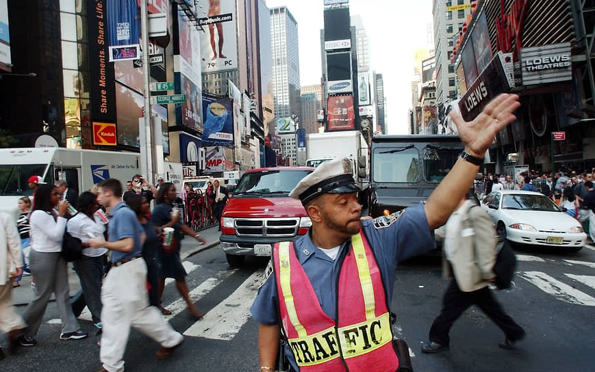 Нью-Йорк. Дорожная полиция регулировала движение на Таймс-сквер в ручном режиме