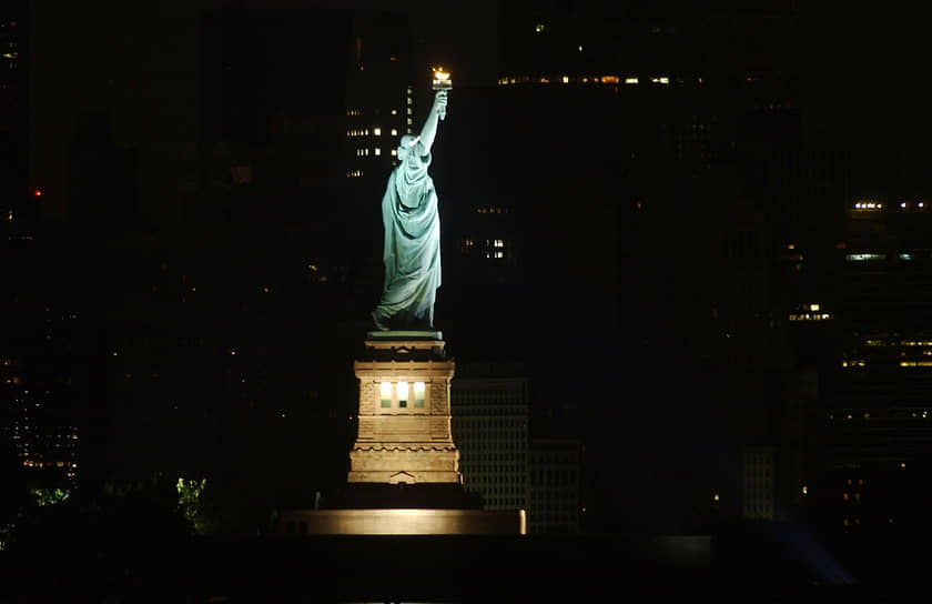 Нью-Йорк. Подсветка статуи Свободы работала даже во время блэкаута  