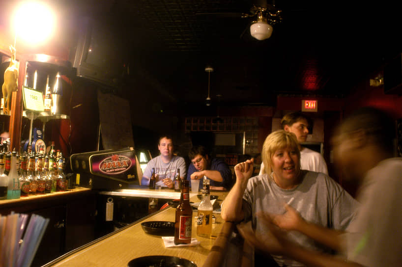 Детройт, США. Почти все кафе и бары прекратили работать &lt;br>
На фото: посетители отказавшегося закрываться бара Village Idiot