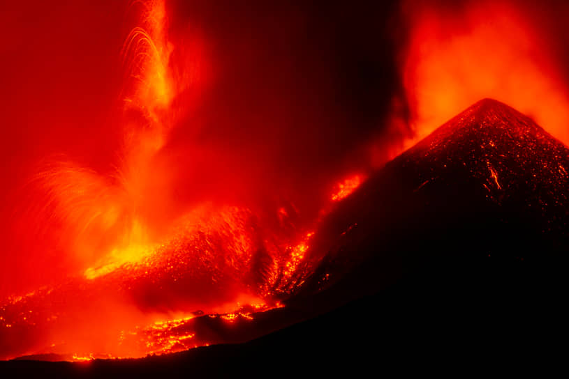 Сицилия, Италия. Извержение вулкана Этна