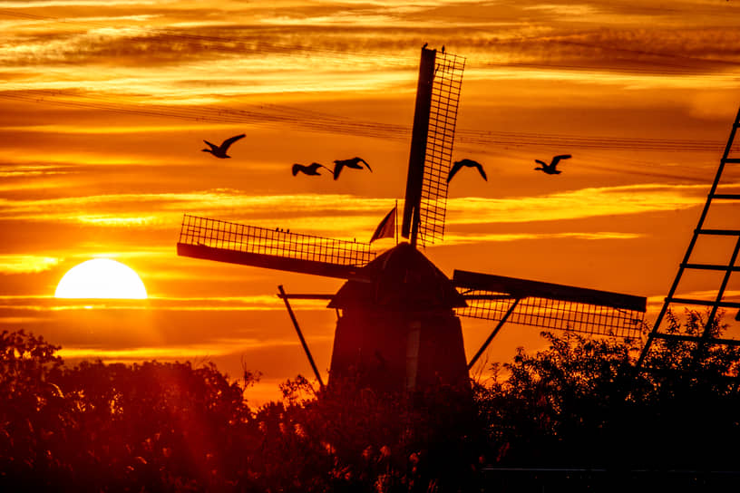 Киндердейк, Нидерланды. Ветряная мельница на фоне заката 