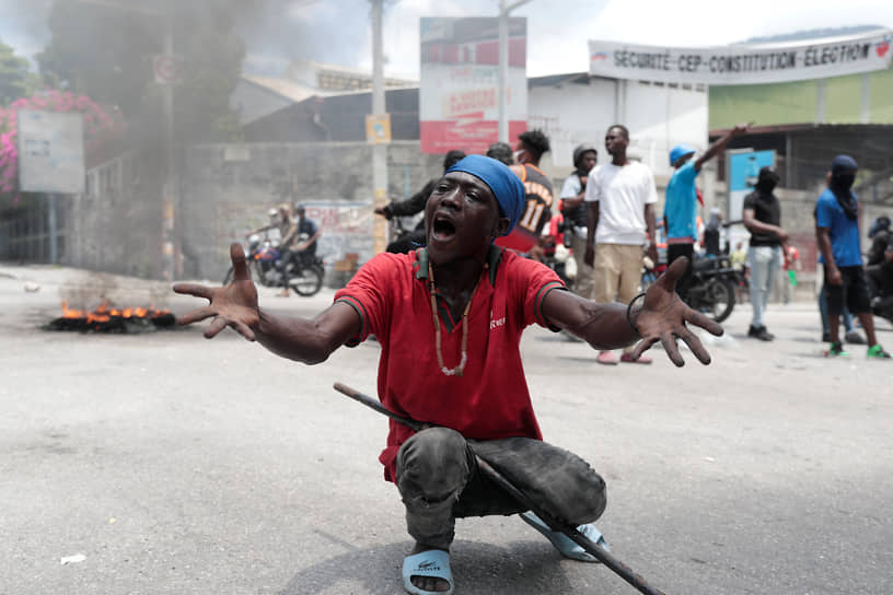Порт-о-Пренс, Гаити. Протестующие на улицах после применения полицией слезоточивого газа