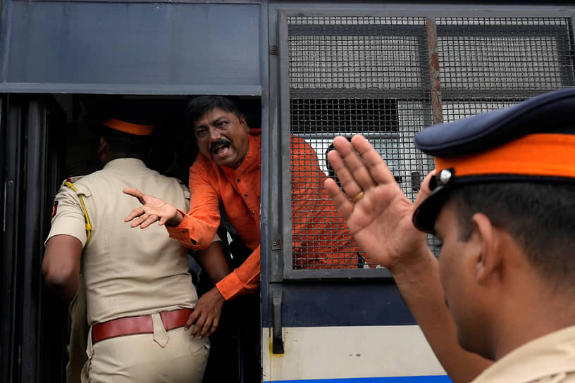 Мумбаи, Индия. Мужчина задержан полицией на демонстрации в защиту прав журналистов