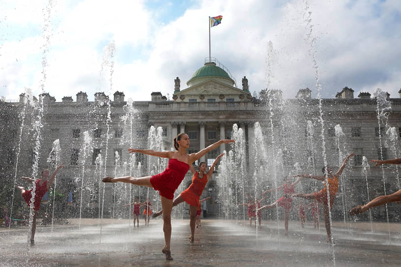 Лондон, Великобритания. Танцовщики репетируют номер у фонтанов Сомерсет-хауса перед выступлениями на фестивале Inside Out