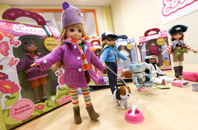 Кукла Лотти не имеет женственных форм Барби, но также может похвастаться обширным гардеробом и всевозможными аксессуарами. Ее можно везде носить с собой — высота куклы примерно 18 см