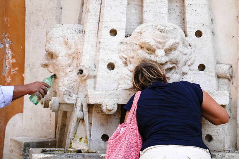 Рим. Туристы и местные жители пьют из фонтанов из-за жары
