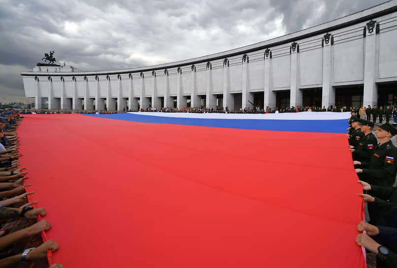Москва. Военные развернули триколор во время празднования Дня государственного флага России на Поклонной горе