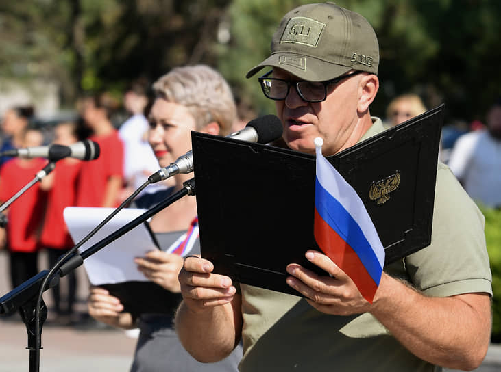 Мариуполь. Глава местной администрации Олег Моргун на акции в честь Дня государственного флага России