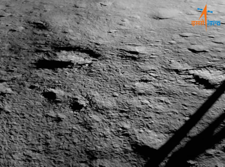 Фото с поверхности Луны, сделанное после успешной посадки станции «Чандраян-3»