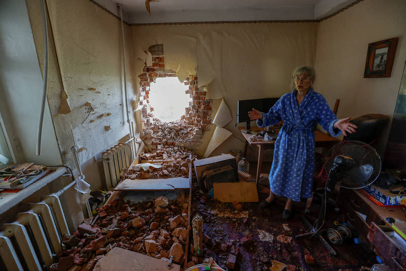 Донецк. Местная жительница осматривает повреждения в своей квартире
