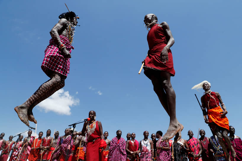 Секенани, Кения. Представители народа масаи поют и прыгают на фестивале в честь миграции антилоп гну в национальном заповеднике Маасаи Мара