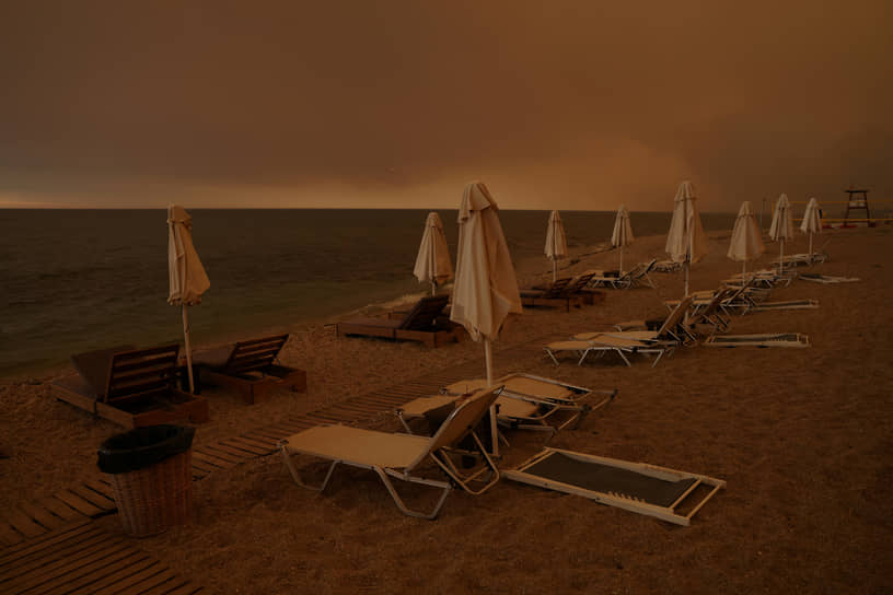 Александруполис, Греция. Над пляжем поднимается дым от лесных пожаров