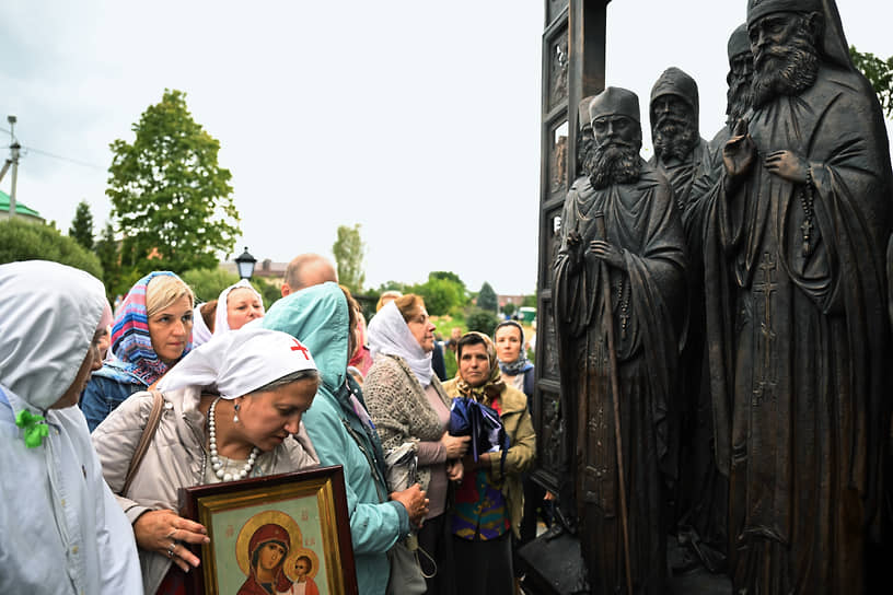 На Соборной площади города Печоры в рамках празднования  был установлен памятник Псково-Печерским старцам, который освятил митрополит Псковский и Порховский Тихон. Скульптурная композиция состоит из девяти фигур старцев Псково-Печерского монастыря