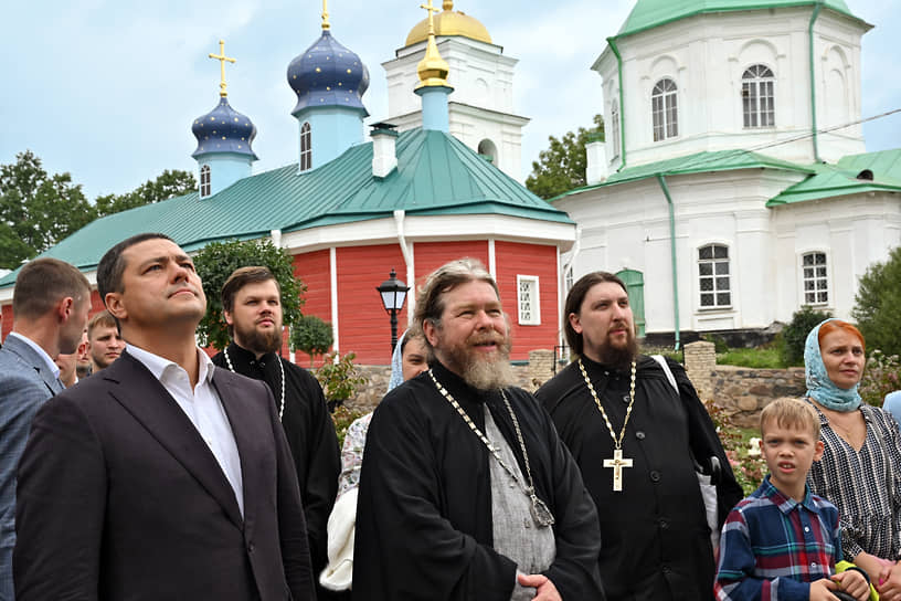 Митрополит Псковский и Порховский Тихон (в центре) вместе с губернатором Псковской области Михаилом Ведерниковым (слева)