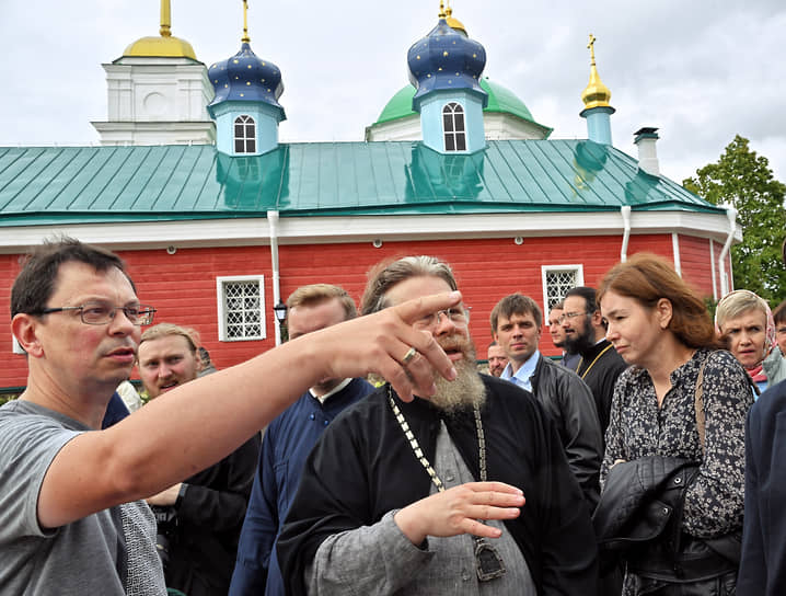 Митрополит Псковский и Порховский Тихон (в центре) и ректор НИУ ВШЭ Никита Анисимов во время открытия памятника Псково-Печерским старцам