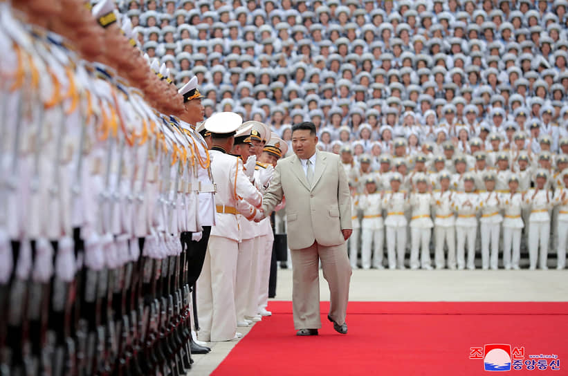 Пхеньян, КНДР. Лидер КНДР Ким Чен Ын посещает морское командование Корейской народной армии по случаю Дня ВМС
