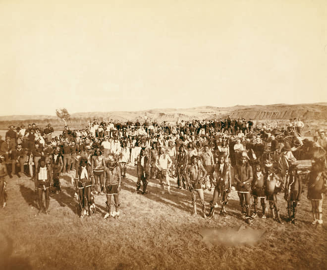 С момента заселения европейцами Северной Америки коренных индейцев перемещали под разными предлогами, как насильственными, так и мирными путями