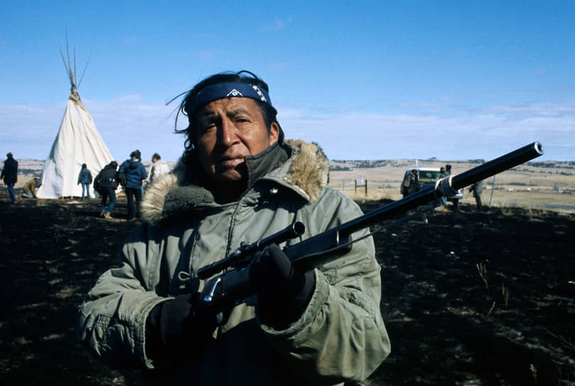 27 февраля 1973 года поселение Вундед-Ни в резервации Пайн-Ридж было захвачено ополченцами Движения американских индейцев (один из них на фото), боровшихся за права коренных народов США