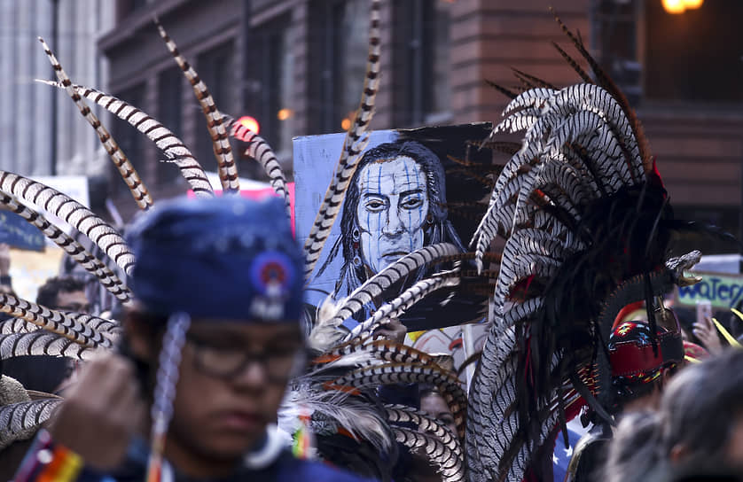 Современные индейцы открыто защищают свои права и организуют акции протеста&lt;br>
На фото: митинг в Чикаго против строительства трубопровода Dakota Access