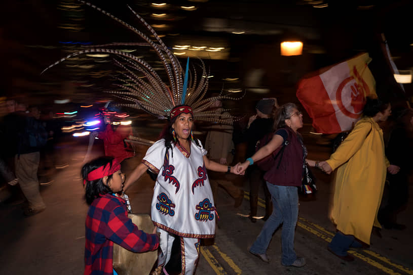 На сегодняшний день большинство американских индейцев и коренных жителей Аляски живут за пределами резерваций, в основном в крупных городах на западе страны, таких как Феникс и Лос-Анджелес
