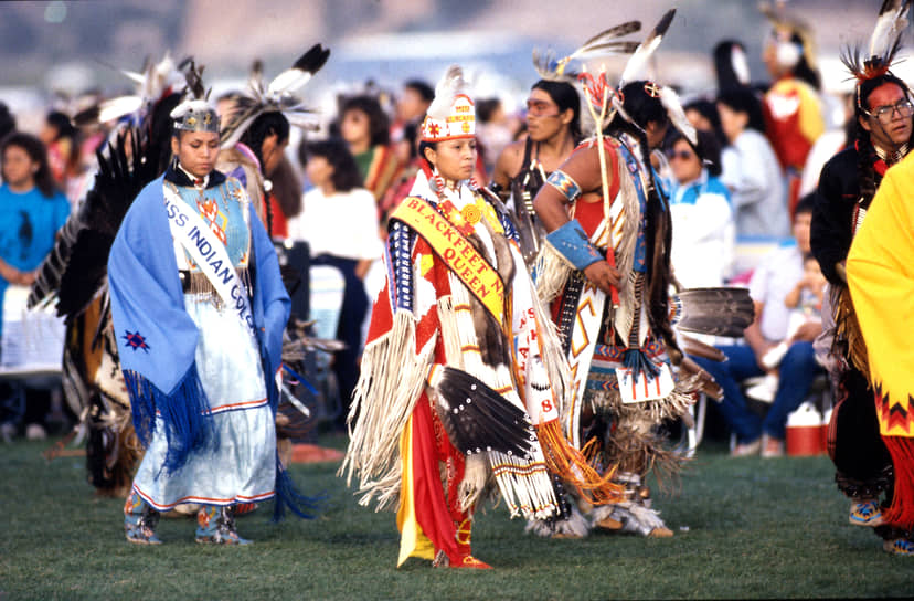 Всего в США проживают свыше 5 млн коренных американцев, из которых около трети живет в резервациях