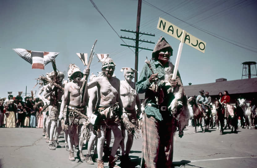 В марте 1824 года в США было основано Бюро по делам индейцев, чтобы решить земельную проблему с 38 племенами американских индейцев. Это учреждение и сегодня занимается вопросами, связанными с индейцами и резервацией &lt;br>
На фото: индейцы племени навахо