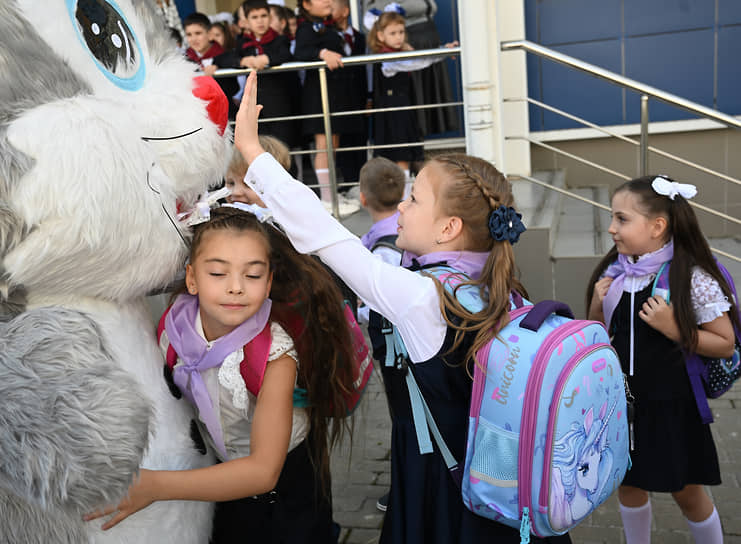 Учащиеся школы №32 в Мытищах обнимаются с ростовой куклой после торжественной линейки