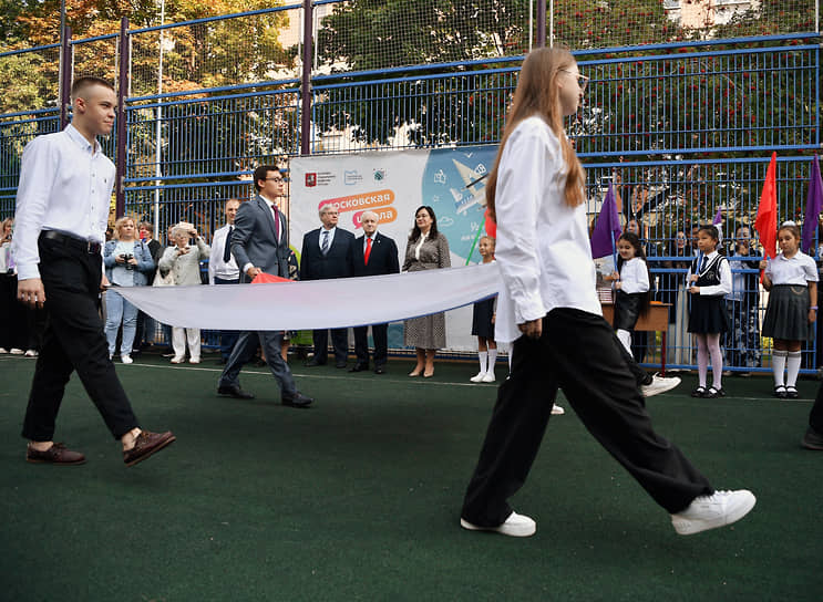 Учащиеся школы №1297 в Москве выносят флаг России