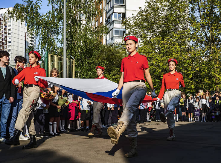 Ученицы московской школы №1741 выносят государственный флаг