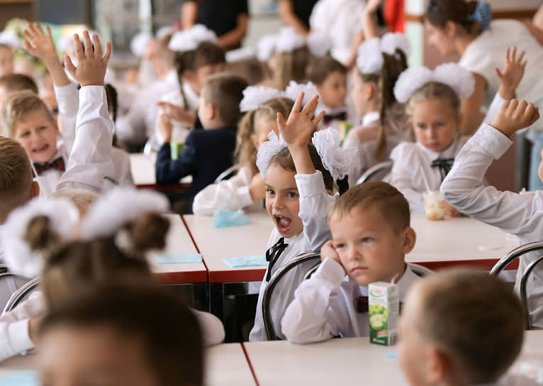 Школьники в классе Донецкой гимназии №6