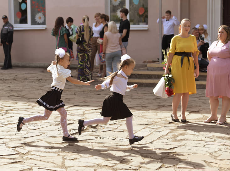 Учащиеся в школьном дворе в Донецке 