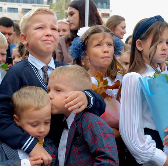 Учащиеся школы Санкт-Петербурга во время торжественной линейки