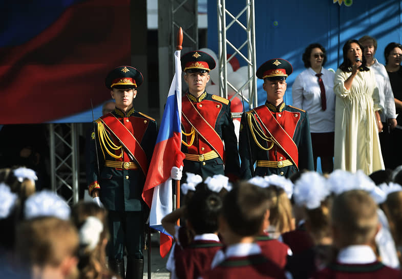 Знаменная группа на торжественной линейке в гимназии №6 «Горностай» в Новосибирске