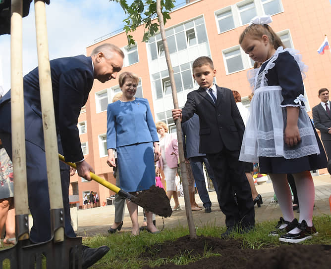 Губернатор Санкт-Петербурга Александр Беглов помогает ученикам школы №478 высаживать аллею кленов 