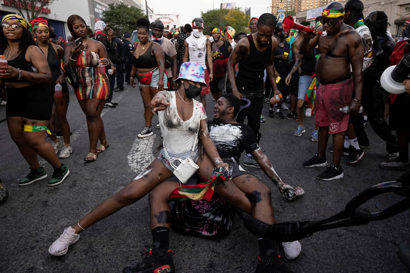 Нью-Йорк, США. Люди танцуют на ежегодном Карибском фестивале в Бруклине
