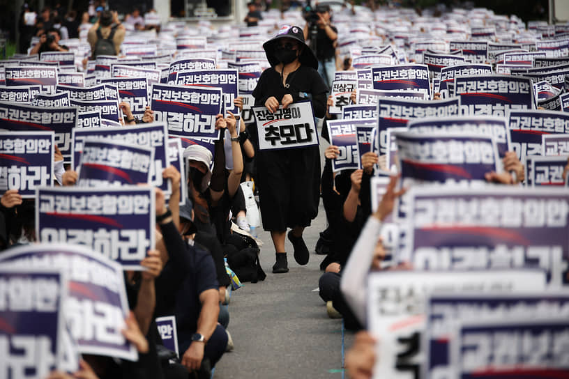 Сеул, Южная Корея. Митинг учителей после нескольких случаев самоубийства преподавателей из-за психологического давления со стороны родителей учеников